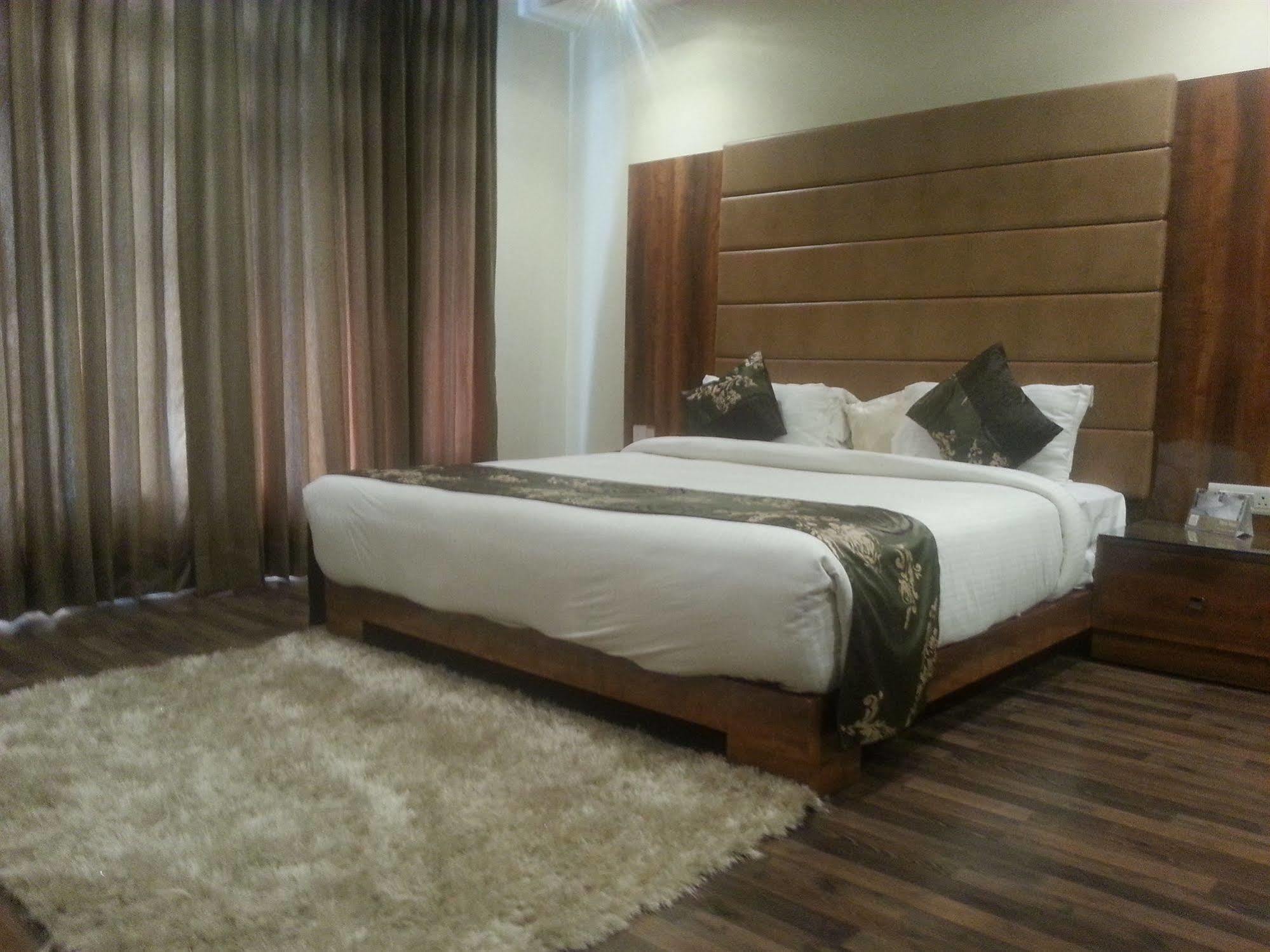 One Earth Avaas Hotel Amritsar Exterior photo