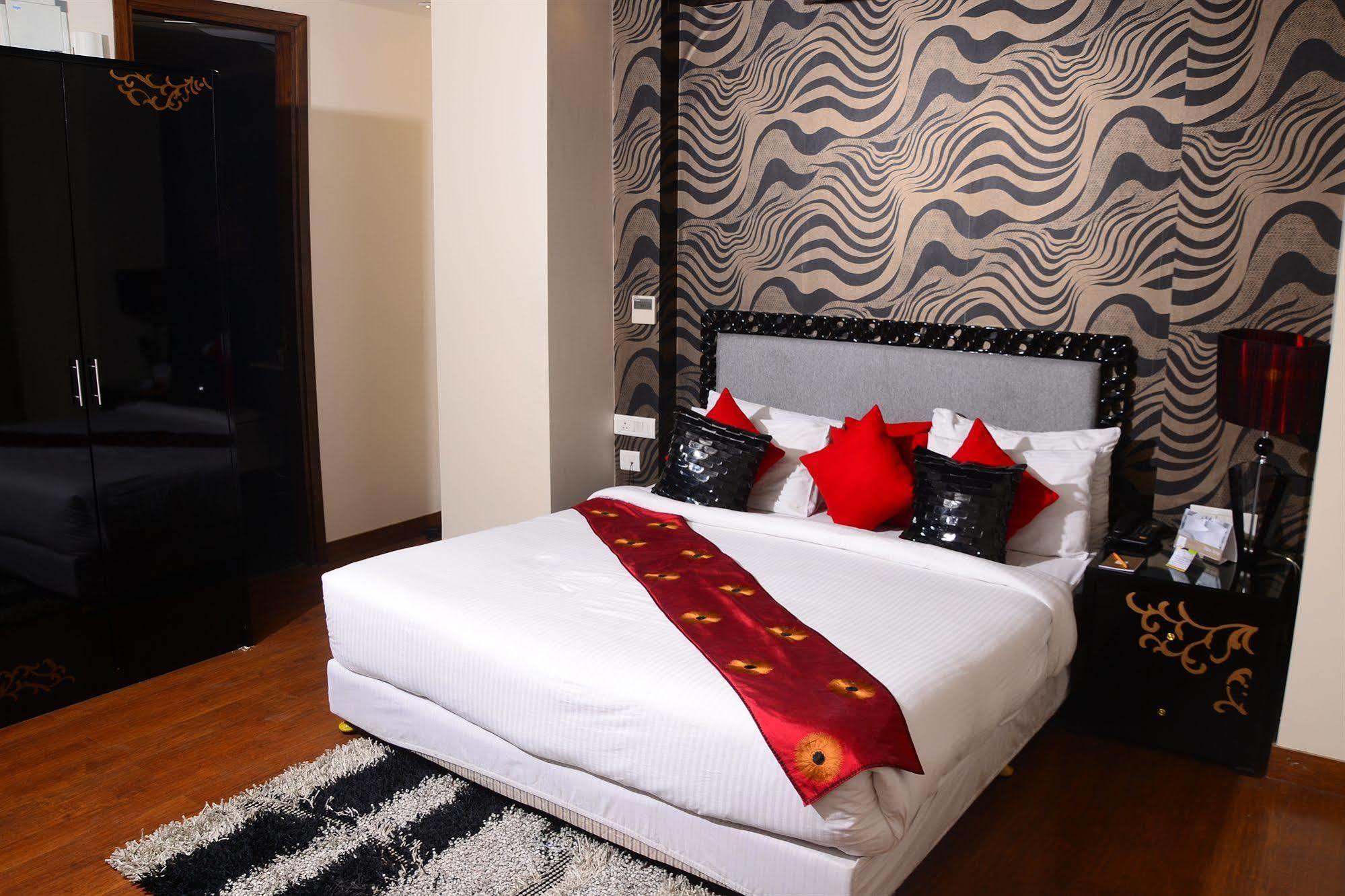 One Earth Avaas Hotel Amritsar Exterior photo