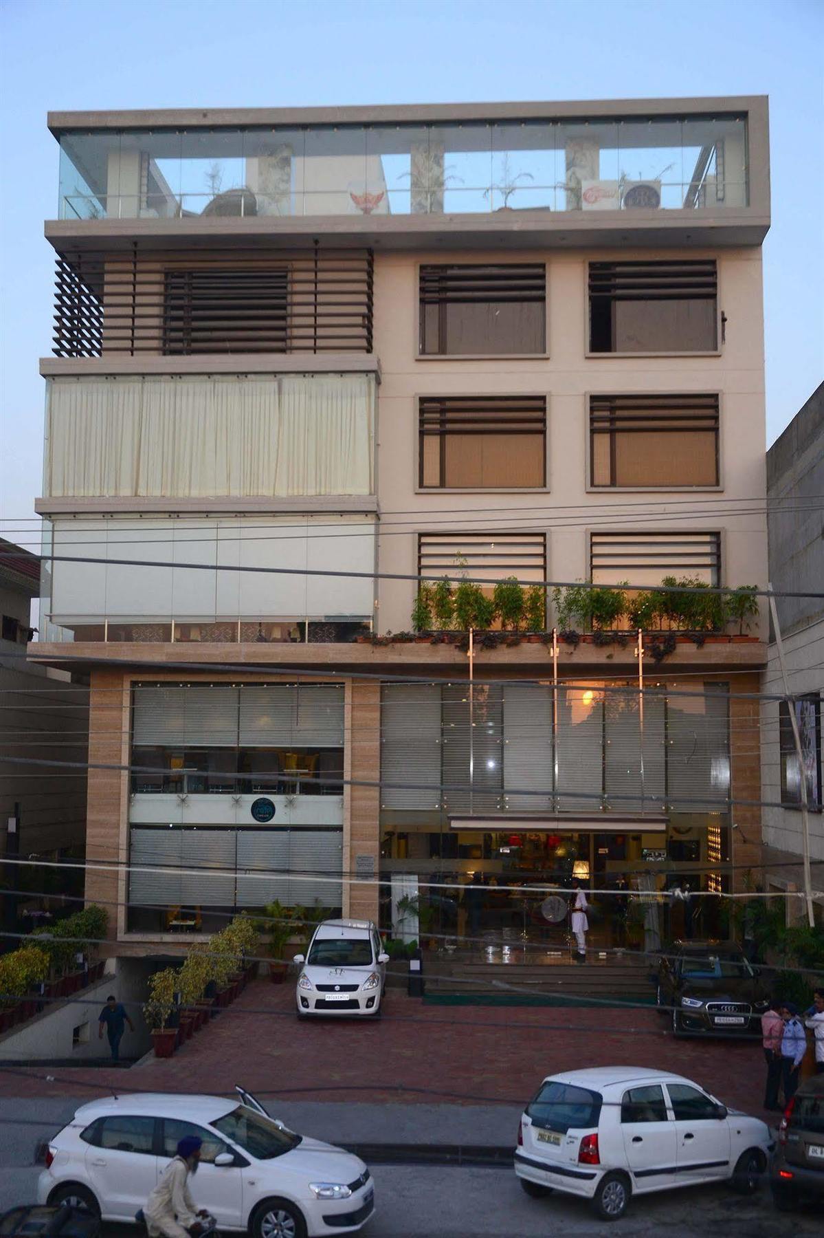 One Earth Avaas Hotel Amritsar Exterior photo